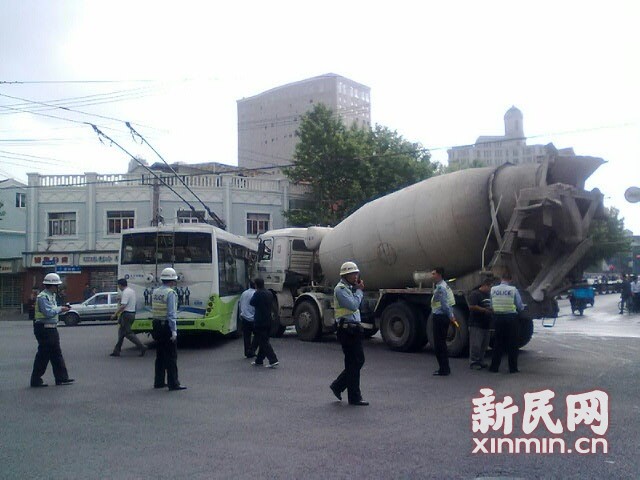 一輛19路電車在新閘路成都北路路口被一輛水泥攪拌車攔腰撞擊，車毀嚴(yán)重。通訊員 殷佳維 攝