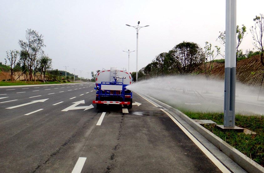 熱銷5噸東風環(huán)衛(wèi)灑水車圖片3