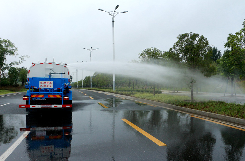 福田2噸消防灑水車頂噴功能演示